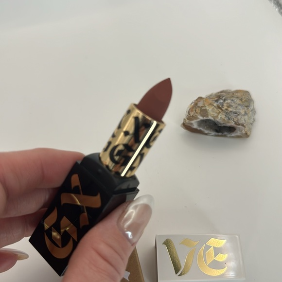 GXVE, Original Me, high-performing, Matte lipstick shade: Loveable Me. - Picture 3 of 8